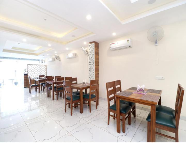 Hotel Wisteria -Main Highway Hotel Zirakpur Екстер'єр фото