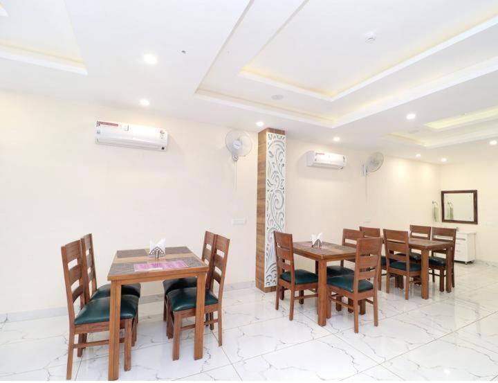 Hotel Wisteria -Main Highway Hotel Zirakpur Екстер'єр фото