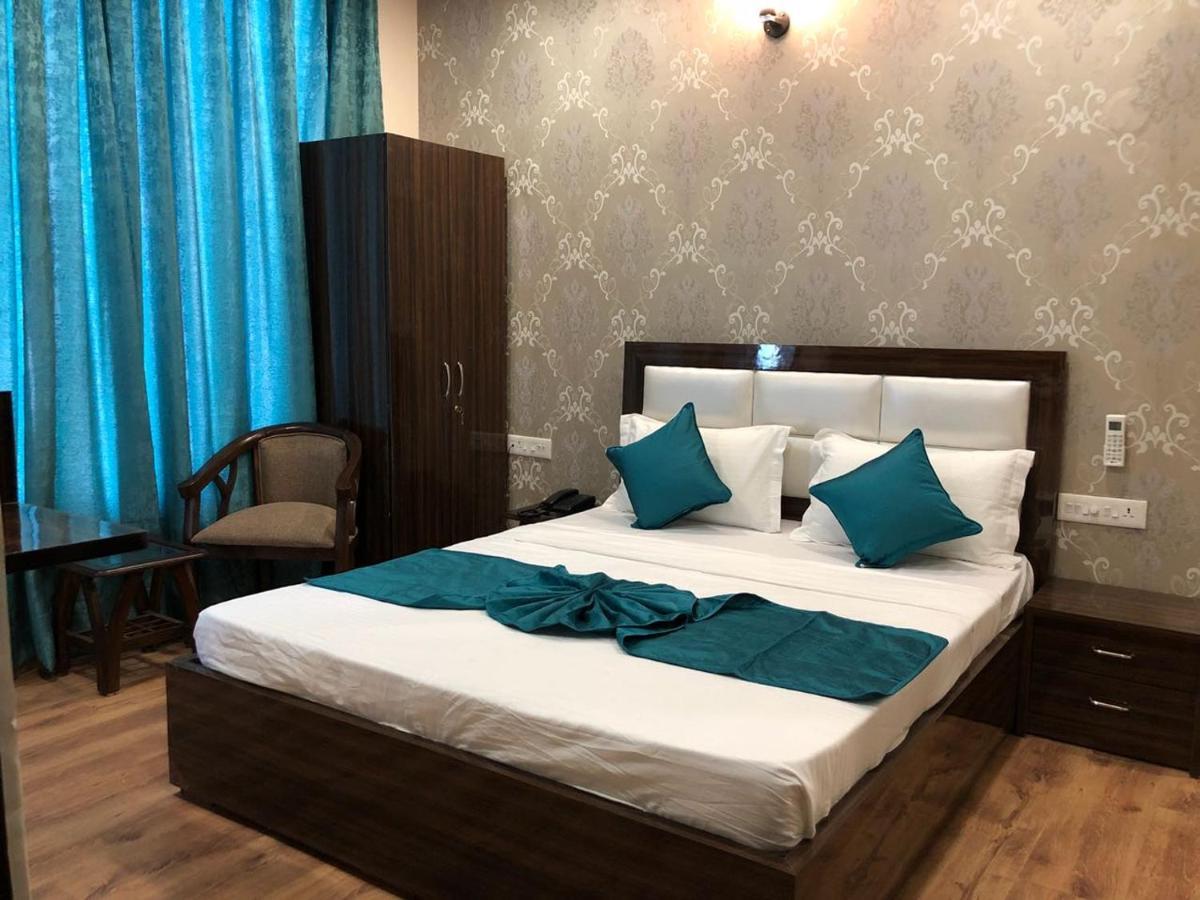 Hotel Wisteria -Main Highway Hotel Zirakpur Екстер'єр фото