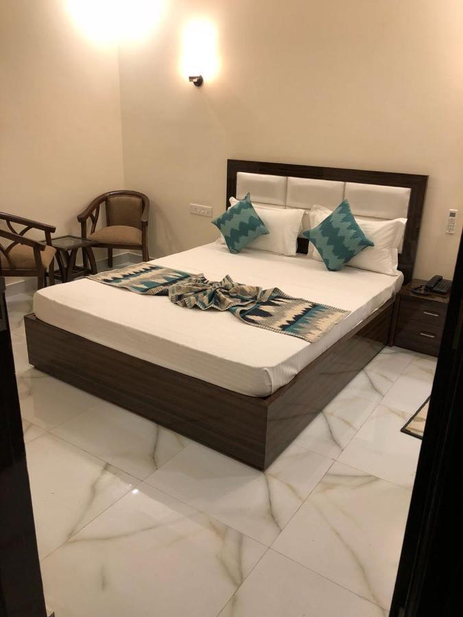 Hotel Wisteria -Main Highway Hotel Zirakpur Екстер'єр фото