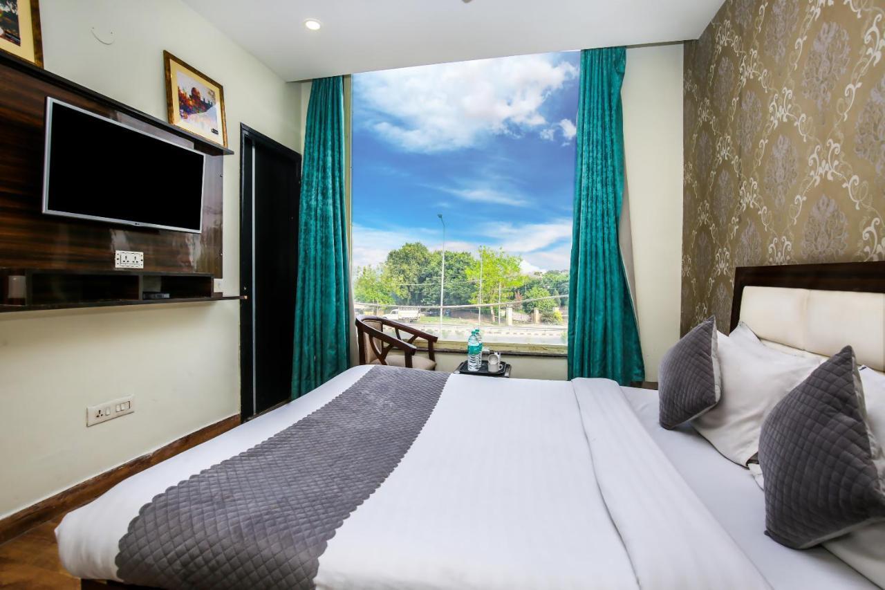 Hotel Wisteria -Main Highway Hotel Zirakpur Екстер'єр фото